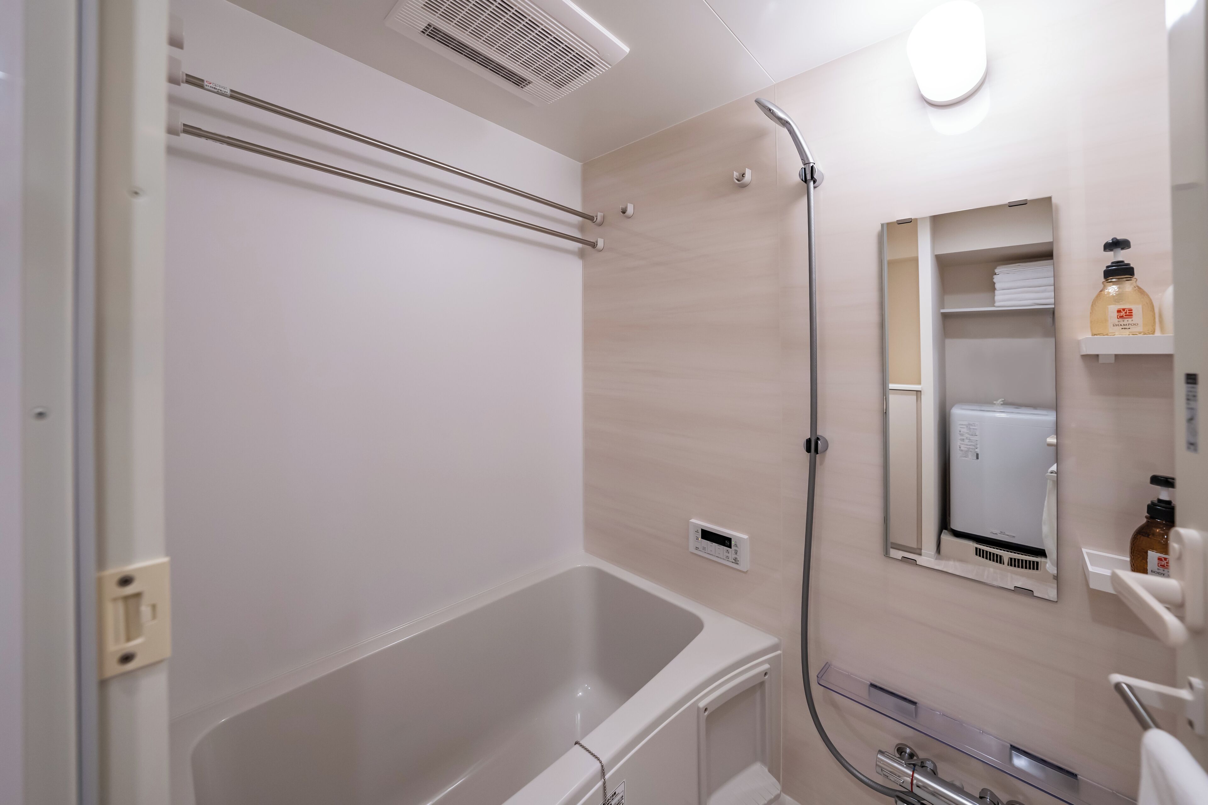 Ein modernes Badezimmer mit Badewanne, Dusche, Toilette und Waschbecken.