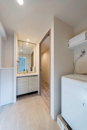 Ducha, secador de pelo, pantuflas, toallas