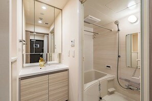 Standard-Dreibettzimmer, 1 Queen-Bett und Schlafsofa, Nichtraucher | Badezimmer | Dusche, Haartrockner, Hausschuhe, Handtücher
