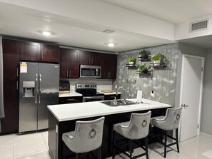 Micro-ondes, four, plaque de cuisson, lave-vaisselle