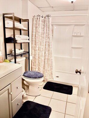 Douche, sèche-cheveux, serviettes fournies, savon