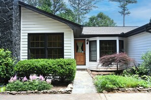 Exterior detail - Charming country style 3-bedroom house in fabulous Suwanee with AC, WiFi (Suwanee)