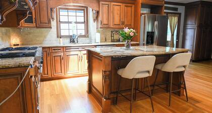 Charming country style 3-bedroom house in fabulous Suwanee with AC, WiFi