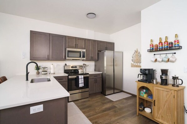 Refrigerador, microondas, horno, placa de cocina