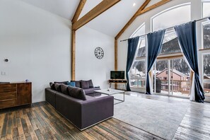 Smart-TV, Tischfußball, Videothek, Stereoanlage