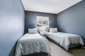 4 bedrooms, iron/ironing board, WiFi, bed sheets