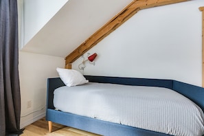 4 habitaciones, tabla de planchar con plancha, wifi y ropa de cama