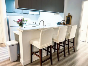 Mikrobølgeovn, ovn, kokeplater og oppvaskmaskin