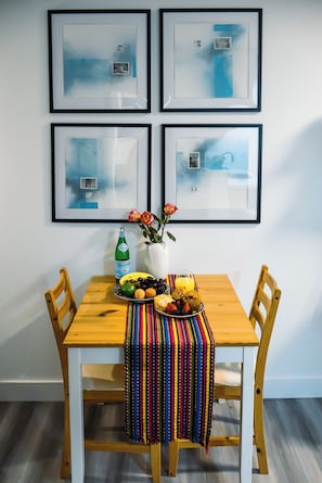 Dining - Oasis on PCH - Walk to VA Hospital or CSULB in Long Beach! (Long Beach)