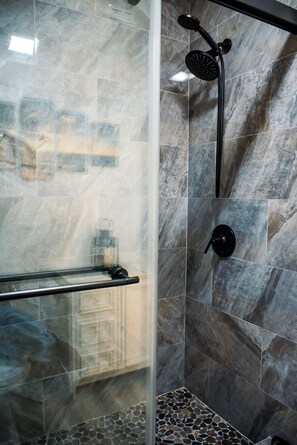 Shower, hair dryer, towels, soap - Oasis on PCH - Walk to VA Hospital or CSULB in Long Beach! (Long Beach)