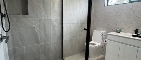 Douche, sĂšche-cheveux, serviettes fournies, savon