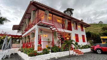 Vista frontal de la propiedad