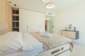 3 bedrooms, free WiFi, bed sheets - Seafront Villa Serena with pool and seaview (Privlaka)