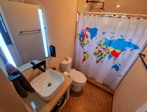 Douche, serviettes fournies, papier toilette