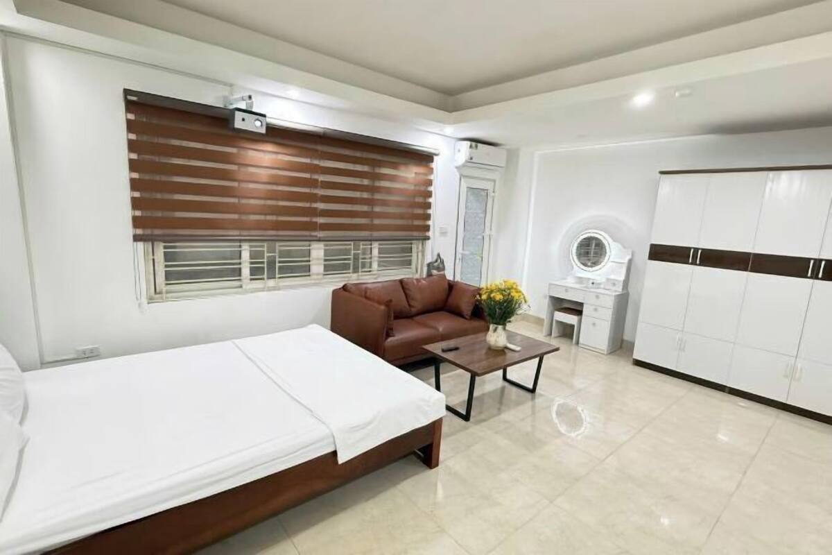 Minibar, meja kerja, ruang kerja ramah laptop, dan Wi-Fi gratis