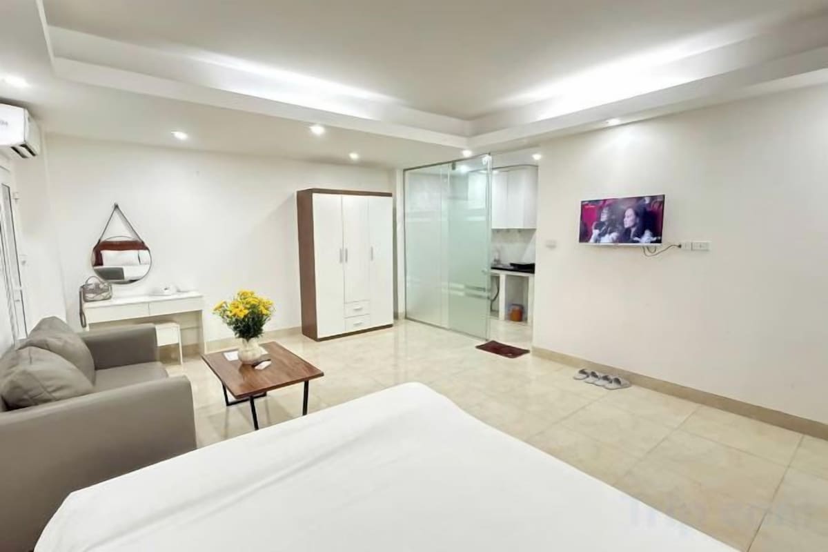 Minibar, desk, laptop workspace, free WiFi