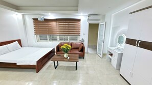 Estudio Deluxe, balcón | Minibar, escritorio, espacio para trabajar con un portátil y wifi gratis