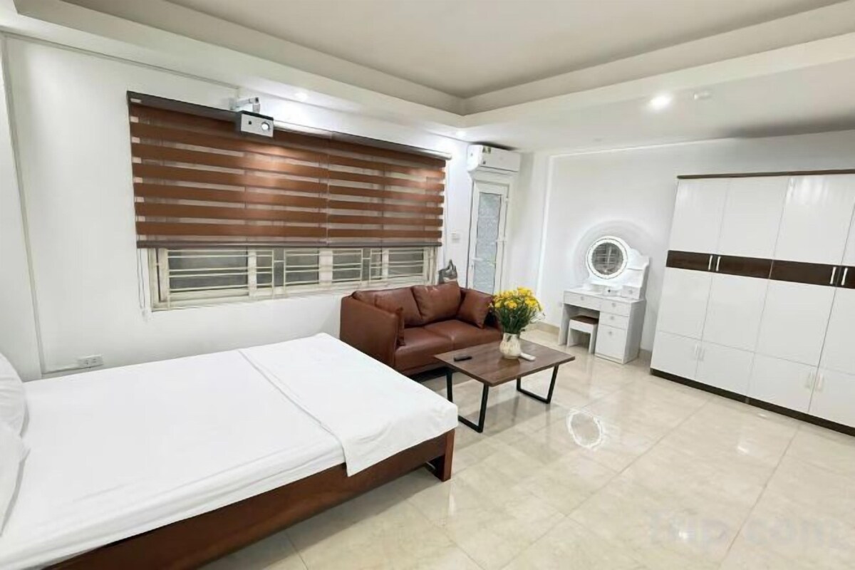 Minibar, escriptori i espai de treball apte per a portàtils 