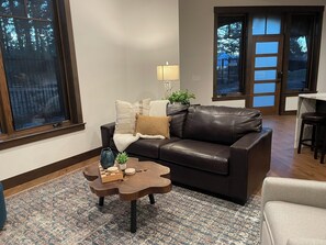 Luksusleilighet, kjøkken, delvis utsikt mot innsjø | Oppholdsområde | En 42-tommers smart-TV med kabel-kanaler samt peis og oppvarmet gulv