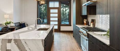 Luksushuoneisto, keittiö, osittainen järvinäköala | Yksityinen keittiö | Täysikokoinen jääkaappi, mikroaaltouuni, uuni, liesi