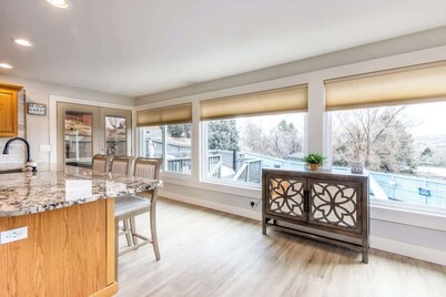 Hot Tub•Mid-Century 3BR Pool & View Retreat