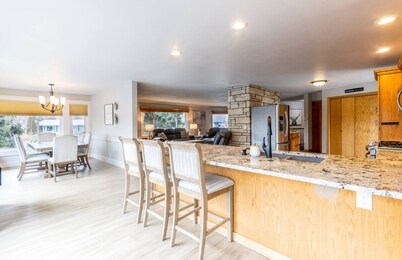 3-bedroom house w/Views, Pool & Hot-tub