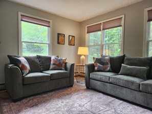 Een smart-tv en boeken