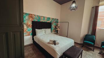 5 bedrooms, iron/ironing board, WiFi, bed sheets