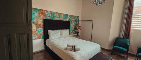 5 chambres, fer et planche à repasser, Wi-Fi, draps fournis