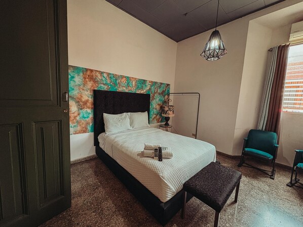 5 bedrooms, iron/ironing board, WiFi, bed sheets - Sole guesthouse (Santa Ana)