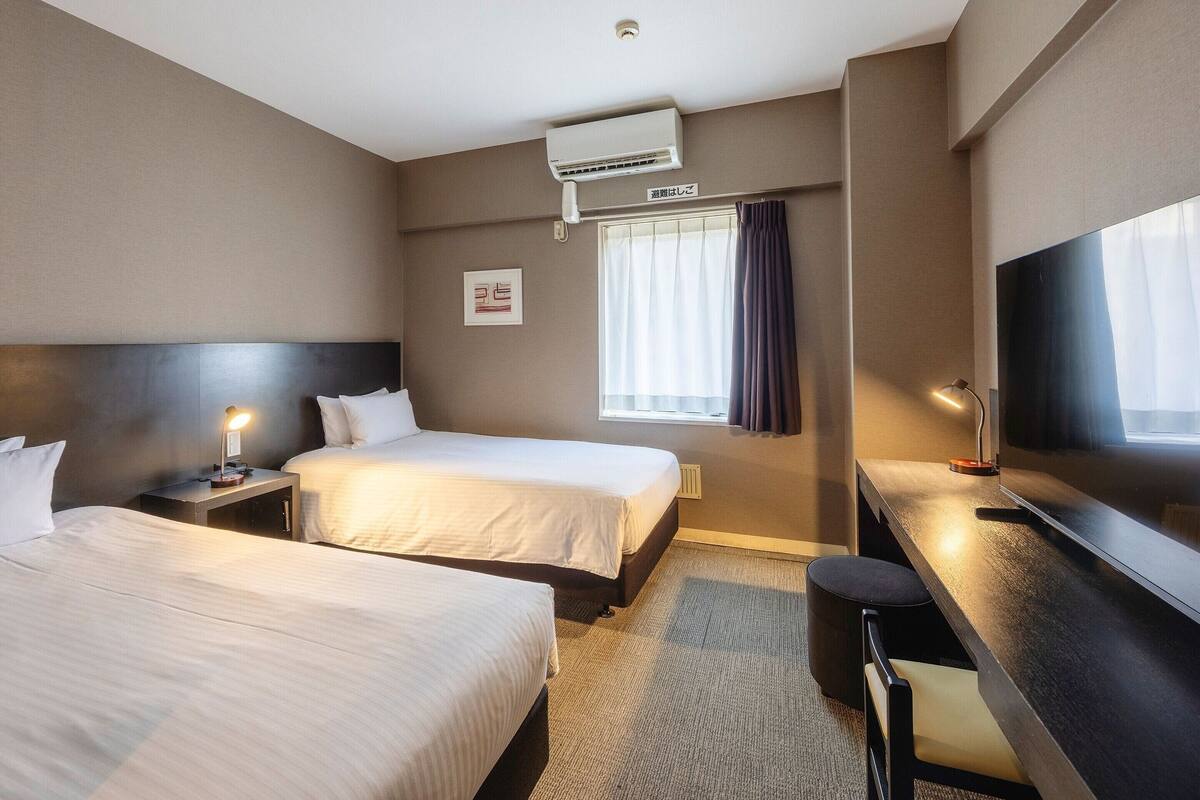 Economy Twin Room, Smoking