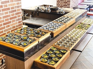 Se ofrece un desayuno bufé (1320 JPY por persona)