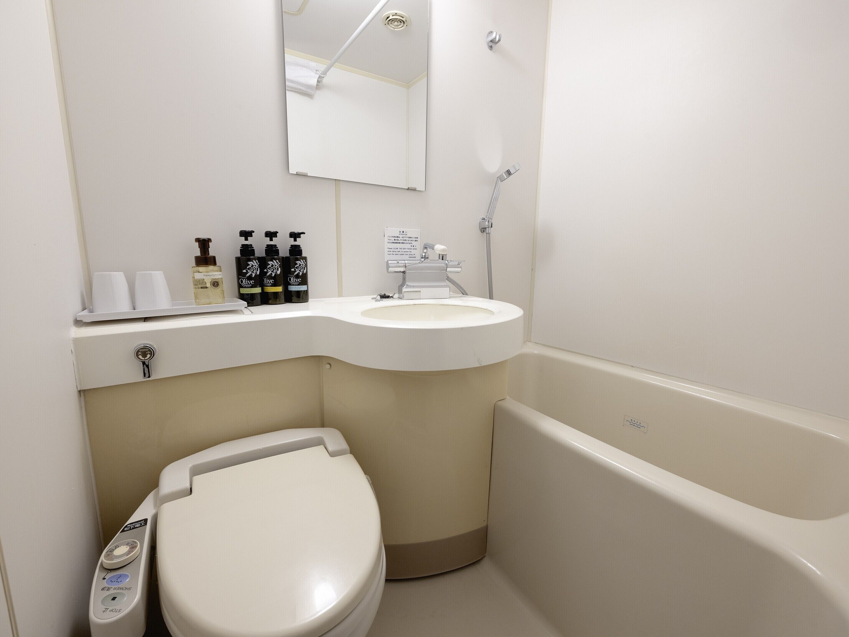 Une salle de bain avec des toilettes, un lavabo et une baignoire.