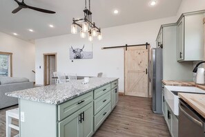 Fridge, microwave, stovetop, dishwasher