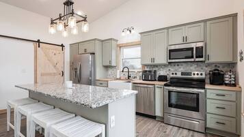 Fridge, microwave, stovetop, dishwasher
