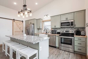 Fridge, microwave, stovetop, dishwasher