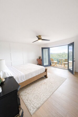 2 Schlafzimmer, Schreibtisch, Bügeleisen/Bügelbrett, Reisekinderbett