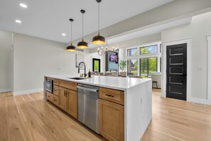 Fridge, microwave, oven, stovetop - The Modern Glass Haus - Main St - DT Port Sanilac, walkable, hot tub open! (Port Sanilac)