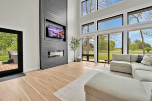 Smart TV, chimenea y estéreo