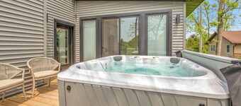 The Modern Glass Haus - Main St - DT Port Sanilac, walkable, hot tub open!