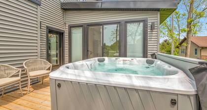 The Modern Glass Haus - Main St - DT Port Sanilac, walkable, hot tub open!