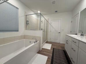 Sèche-cheveux, serviettes fournies, savon, papier toilette