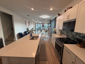 Micro-ondes, four, plaque de cuisson, lave-vaisselle