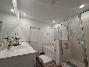 Haartrockner, Handtücher, Seife, Toilettenpapier