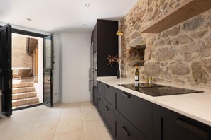 Réfrigérateur, micro-ondes, four, lave-vaisselle