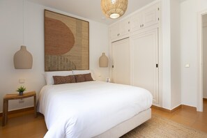 6 bedrooms, iron/ironing board, internet, bed sheets