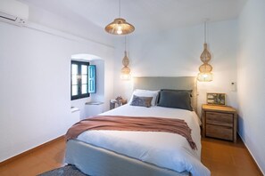 6 bedrooms, iron/ironing board, Internet, bed sheets