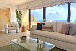 Televisión, futbolito, mesa de ping pong