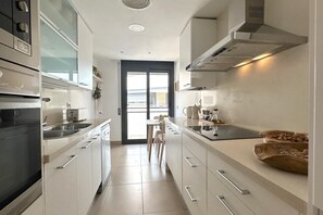 Fridge, microwave, oven, dishwasher - APARTMENT with POOL in QUIET AREA (Tossa de Mar)