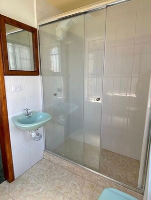 Douche, sèche-cheveux, serviettes fournies, savon